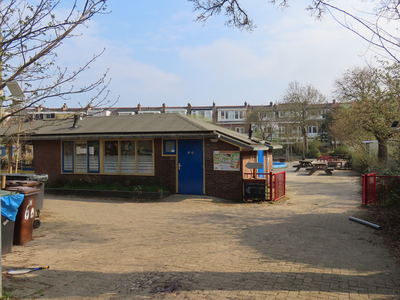 912591 Gezicht op de entree van Wijkspeeltuin De Boog (Merwedekade 128B) te Utrecht.